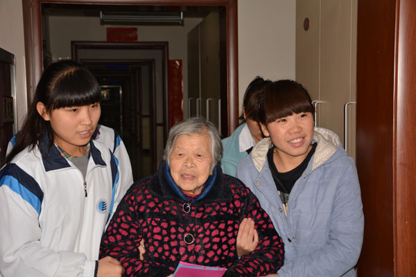 扶老人入场.JPG