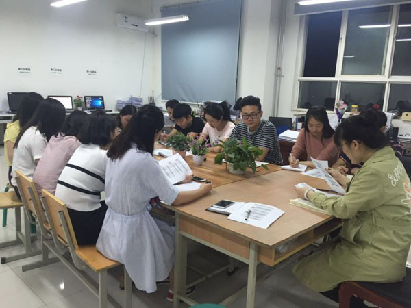 2王老师听取学生意见会.jpg 2王老师听取学生意见会.jpg