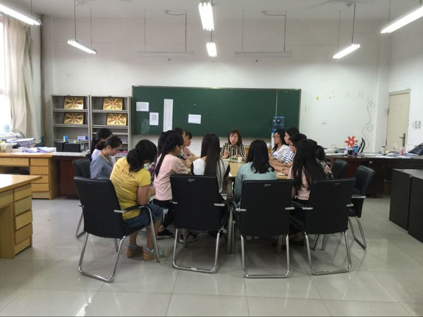 3薛老师与学生座谈.jpg 3薛老师与学生座谈.jpg