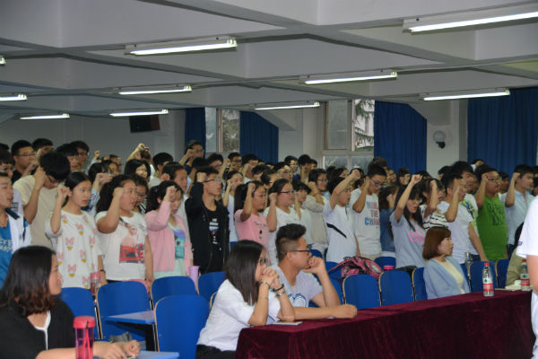3-全体学生宣誓.JPG 3-全体学生宣誓.JPG