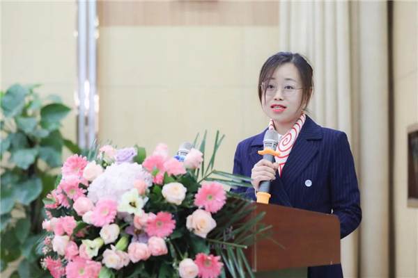 3高校专家主旨演讲由西安工商学院商学院教学副院长李亚荣主持.jpg 3高校专家主旨演讲由西安工商学院商学院教学副院长李亚荣主持.jpg