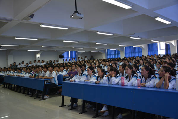 3-学生认真聆听.JPG 3-学生认真聆听.JPG