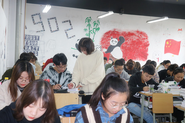 班主任检查学生学习情况.JPG 班主任检查学生学习情况.JPG