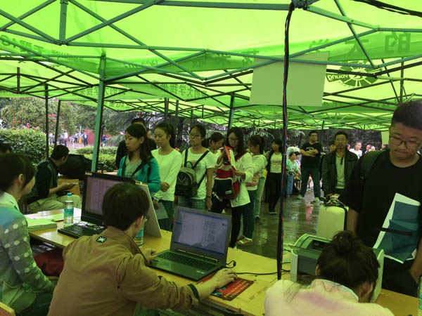 2-学生有序排队.JPG 2-学生有序排队.JPG
