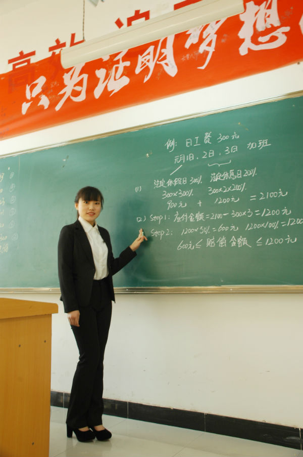 演讲比赛中的王楠.jpg 演讲比赛中的王楠.jpg