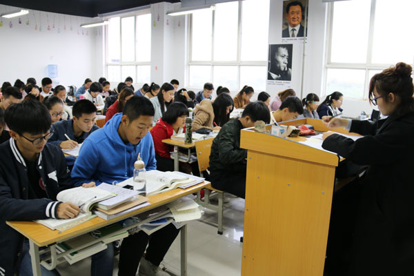 1.辅导员与学生共同学习.JPG 1.辅导员与学生共同学习.JPG